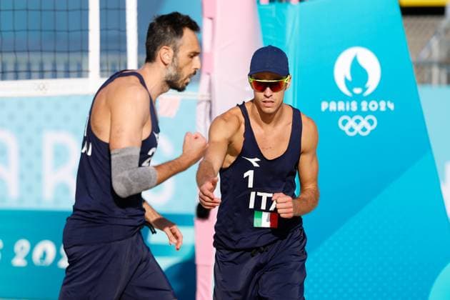 July 29, 2024, Paris, Paris, FRANCE: Samuele Cottafava of Italy and Paolo Nicolai of Italy competes against Izac Carracher of Australia and Mark Nicolaidis of Australia during Beach volleyball, Beachvolleyball Men s Preliminary Phase - Pool A match at Eiffel Tower Stadium - Centre Court during the Paris 2024 Olympics Games on July 29, 2024 in Paris, France. Paris FRANCE - ZUMAa181 20240729_zaa_a181_002 Copyright: xManuxReinox