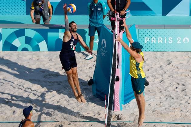 July 29, 2024, Paris, Paris, FRANCE: Samuele Cottafava of Italy and Paolo Nicolai of Italy competes against Izac Carracher of Australia and Mark Nicolaidis of Australia during Beach volleyball, Beachvolleyball Men s Preliminary Phase - Pool A match at Eiffel Tower Stadium - Centre Court during the Paris 2024 Olympics Games on July 29, 2024 in Paris, France. Paris FRANCE - ZUMAa181 20240729_zaa_a181_019 Copyright: xManuxReinox