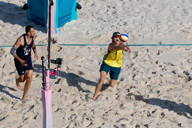 July 29, 2024, Paris, Paris, FRANCE: Izac Carracher of Australia and Mark Nicolaidis of Australia compete against Samuele Cottafava of Italy and Paolo Nicolai of Italy during Beach volleyball, Beachvolleyball Men s Preliminary Phase - Pool A match at Eiffel Tower Stadium - Centre Court during the Paris 2024 Olympics Games on July 29, 2024 in Paris, France. Paris FRANCE - ZUMAa181 20240729_zaa_a181_025 Copyright: xManuxReinox