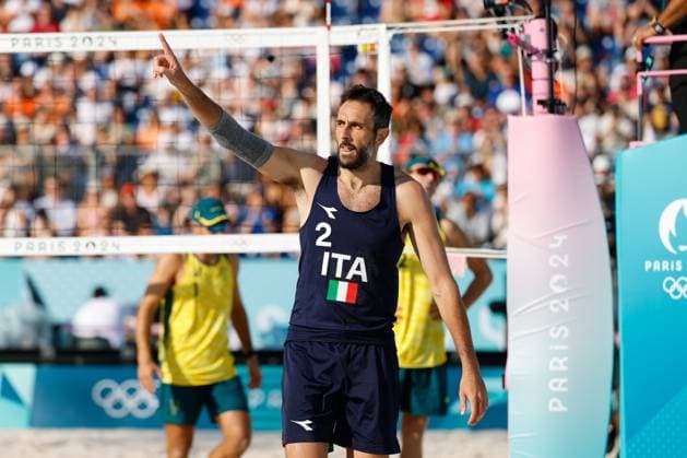 July 29, 2024, Paris, Paris, FRANCE: Samuele Cottafava of Italy and Paolo Nicolai of Italy competes against Izac Carracher of Australia and Mark Nicolaidis of Australia during Beach volleyball, Beachvolleyball Men s Preliminary Phase - Pool A match at Eiffel Tower Stadium - Centre Court during the Paris 2024 Olympics Games on July 29, 2024 in Paris, France. Paris FRANCE - ZUMAa181 20240729_zaa_a181_007 Copyright: xManuxReinox