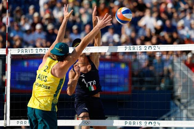 July 29, 2024, Paris, Paris, FRANCE: Nicolaidis Mark of Australia and Carracher Izac of Australia in action against Cottafava Samuele of Italy during Beach volleyball, Beachvolleyball men s preliminary phase - Pool A on Eiffel Tower Stadium - Centre Court during the Paris 2024 Olympics Games on July 29, 2024 in Paris, France. Paris FRANCE - ZUMAa181 20240729_zaa_a181_014 Copyright: xManuxReinox