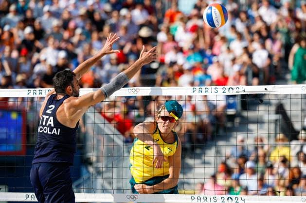 July 29, 2024, Paris, Paris, FRANCE: Samuele Cottafava of Italy and Paolo Nicolai of Italy compete against Izac Carracher of Australia and Mark Nicolaidis of Australia during Beach volleyball, Beachvolleyball Men s Preliminary Phase - Pool A match at Eiffel Tower Stadium - Centre Court during the Paris 2024 Olympics Games on July 29, 2024 in Paris, France. Paris FRANCE - ZUMAa181 20240729_zaa_a181_016 Copyright: xManuxReinox