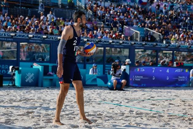 July 29, 2024, Paris, Paris, FRANCE: Samuele Cottafava of Italy and Paolo Nicolai of Italy compete against Izac Carracher of Australia and Mark Nicolaidis of Australia during Beach volleyball, Beachvolleyball Men s Preliminary Phase - Pool A match at Eiffel Tower Stadium - Centre Court during the Paris 2024 Olympics Games on July 29, 2024 in Paris, France. Paris FRANCE - ZUMAa181 20240729_zaa_a181_022 Copyright: xManuxReinox