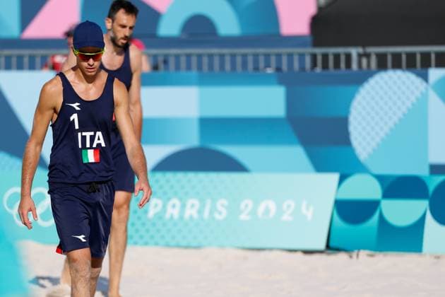 July 29, 2024, Paris, Paris, FRANCE: Samuele Cottafava of Italy and Paolo Nicolai of Italy compete against Izac Carracher of Australia and Mark Nicolaidis of Australia during Beach volleyball, Beachvolleyball Men s Preliminary Phase - Pool A match at Eiffel Tower Stadium - Centre Court during the Paris 2024 Olympics Games on July 29, 2024 in Paris, France. Paris FRANCE - ZUMAa181 20240729_zaa_a181_029 Copyright: xManuxReinox