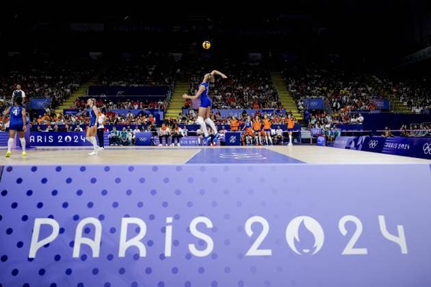 PARIS - Indy Baijens saves during the group match between the Netherlands and Turkey of the volleyball tournament during the Olympic Games, Olympische Spiele, Olympia, OS The Dutch volleyball women last participated in the Games in 2016 in Rio de Janeiro. ANP ROBIN VAN LONKHUIJSEN xVIxANPxSportx xxANPxIVx 504539557 originalFilename: 504539557.jpg