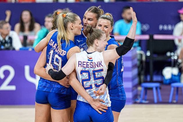 2024-07-29 Volleybal - Olympic Games, Olympische Spiele, Olympia, OS Paris 2024 - Day 3 PARIS, FRANCE - JULY 29: Nika Daalderop of the Netherlands, Florien Reesink of the Netherlands, players of the Netherlands celebrate during the Volleybal - Olympic Games Paris 2024 match between Netherlands and Turkiye on Day 3 at Paris Arena on July 29, 2024 in Paris, France. (Photo by Andre Weening BSR Agency) Paris France Content not available for redistribution in The Netherlands directly or indirectly through any third parties. Copyright: xBSRxAgencyx