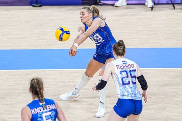 2024-07-29 Volleybal - Olympic Games, Olympische Spiele, Olympia, OS Paris 2024 - Day 3 PARIS, FRANCE - JULY 29: Nika Daalderop of the Netherlands makes a save during the Volleybal - Olympic Games Paris 2024 match between Netherlands and Turkiye on Day 3 at Paris Arena on July 29, 2024 in Paris, France. (Photo by Andre Weening BSR Agency) Paris France Content not available for redistribution in The Netherlands directly or indirectly through any third parties. Copyright: xBSRxAgencyx