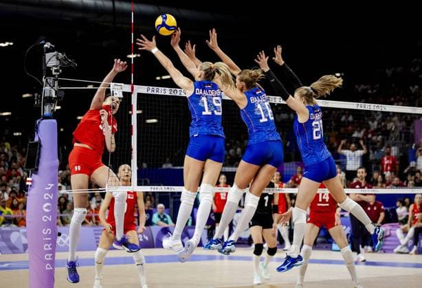 PARIS - Niks Daalderop, Indy Baijens and Elles Dambrink in action against Ebrar Karakurt (l) during the group match between the Netherlands and Turkey of the volleyball tournament during the Olympic Games, Olympische Spiele, Olympia, OS The Dutch volleyball women last participated in the Games in 2016 in Rio de Janeiro. ANP ROBIN VAN LONKHUIJSEN xVIxANPxSportx xxANPxIVx 504540044 originalFilename: 504540044.jpg