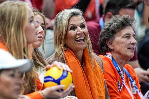 2024-07-29 Volleybal - Olympic Games, Olympische Spiele, Olympia, OS Paris 2024 - Day 3 PARIS, FRANCE - JULY 29: Queen Maxima Zorreguieta of the Netherlands looks up smiling during the Volleybal - Olympic Games Paris 2024 match between Netherlands and Turkiye on Day 3 at Paris Arena on July 29, 2024 in Paris, France. (Photo by Andre Weening BSR Agency) Paris France Content not available for redistribution in The Netherlands directly or indirectly through any third parties. Copyright: xBSRxAgencyx
