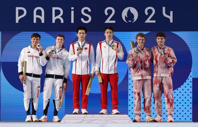 Tom Daley and Noah Williams of Great Britain (Silver), Junjie Lian and Hao Yang of China (Gold) and Rylan Wiens and Nathan Zsombor-Murray of Canada (Bronze) celebrate with their medals after the Men s Diving Synchronised 10m Platform Final Paris 2024 Olympic Games, Olympische Spiele, Olympia, OS Day Two, Paris, France - 29 Jul 2024  Copyright: xRyanxBrowne Shutterstockx 14608953dw
