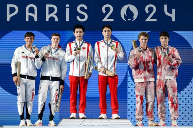 Thomas Daley and Noah Williams of Great Britain, silver, Junjie Lian and Hao Yangof of China, gold, Rylan Wiens and Nathan Zsombor Murray of Canada, show the medals after competing in the diving 10m Platform Synchro Men Final during the Paris 2024 Olympic Games, Olympische Spiele, Olympia, OS at Aquatics Centre in Paris (France), July 29, 2024. Andrea Stacci
