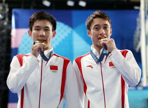 (240729) -- SAINT DENIS, July 29, 2024 -- Lian Junjie (R) Yang Hao of China attend the victory ceremony after the men s synchronised 10m platform final of diving at the Paris 2024 Olympic Games, Olympische Spiele, Olympia, OS in Saint Denis, near Paris, France, on July 29, 2024. Li Ying) (PARIS2024)FRANCE-SAINT DENIS-OLY-DIVING liying 