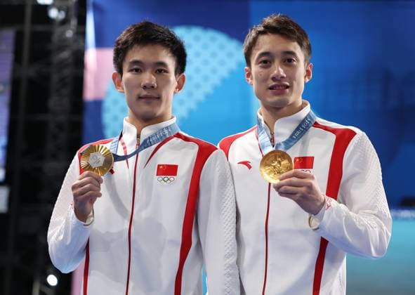 (240729) -- SAINT DENIS, July 29, 2024 -- Lian Junjie (R) Yang Hao of China attend the victory ceremony after the men s synchronised 10m platform final of diving at the Paris 2024 Olympic Games, Olympische Spiele, Olympia, OS in Saint Denis, near Paris, France, on July 29, 2024. Li Ying) (PARIS2024)FRANCE-SAINT DENIS-OLY-DIVING liying 