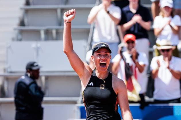FRA, Paris, Olympischen Spiele Paris 2024, (29.07.2024, (Tennis DAMEN Einzel Zweite Runde Jaqueline Adina Cristian (Rumänien) - Angelique Kerber (Deutschland), Tennisstadion Roland Garros - Court 14) Angelique Kerber (Deutschland) jubelt mit den Fans nach dem Sieg Copyright: HMBxMedia SteffiexWunderl