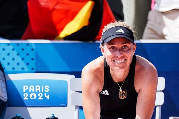 FRA, Paris, Olympischen Spiele Paris 2024, (29.07.2024, (Tennis DAMEN Einzel Zweite Runde Jaqueline Adina Cristian (Rumänien) - Angelique Kerber (Deutschland), Tennisstadion Roland Garros - Court 14) Angelique Kerber (Deutschland) lächelt, glücklich, fassungslos nach dem Sieg Copyright: HMBxMedia SteffiexWunderl