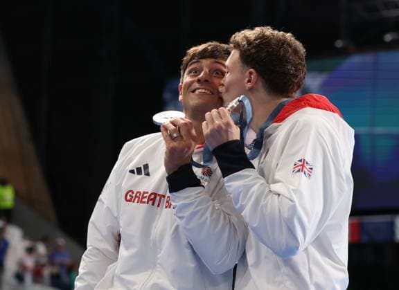 (240729) -- SAINT DENIS, July 29, 2024 -- Silver medalists Thomas Daley (L) Noah Williams of Britain celebrate during the victory ceremony after the men s synchronised 10m platform final of diving at the Paris 2024 Olympic Games, Olympische Spiele, Olympia, OS in Saint Denis, near Paris, France, on July 29, 2024. Li Ying) (PARIS2024)FRANCE-SAINT DENIS-OLY-DIVING liying 