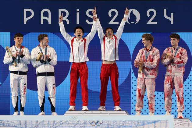 (240729) -- SAINT DENIS, July 29, 2024 -- (L to R) Silver medalists Thomas Daley Noah Williams of Britain, gold medalists Yang Hao Lian Junjie of China and bronze medalists Rylan Wiens Nathan Zsombor-Murray of Canada attend the victory ceremony after the men s synchronised 10m platform final of diving at the Paris 2024 Olympic Games, Olympische Spiele, Olympia, OS in Saint Denis, near Paris, France, on July 29, 2024. Li Ying) (PARIS2024)FRANCE-SAINT DENIS-OLY-DIVING liying