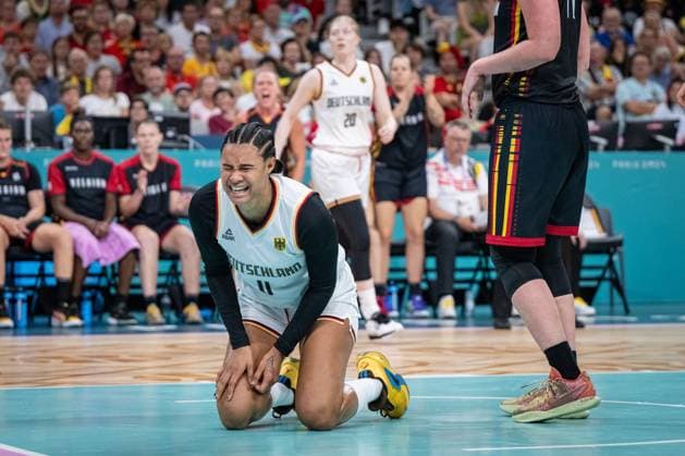 Olympische Spiele Paris 2024 Basketball Lille 29.07.2024 Vorrunde Frauen Damen Deutschland (GER) - Belgien (BEL) Satou Sabally (Deutschland, No.00) verletzt *** Olympic Games Paris 2024 Basketball Lille 29 07 2024 Preliminary round Women Women Germany GER Belgium BEL Satou Sabally Germany, No 00 injured