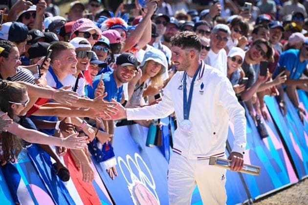 VIctor Koretzky ( FRA ) celebrates with fans following the 2024 Olympics Games Cycling Mountain Bike at Elancourt Hill on July 29, 2024 in Paris, France. ( Photo by federico pestellini DPPI Panoramic ) - JO 2024 : VTT - Jeux Olympiques 2024 - Paris2024 - Paris - 29 07 2024 DPPI Panoramic 