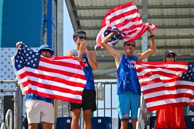 Olympische Spiele (Beachvolleyball); Paris 29.07.2024 Vorrunde, Herren, FRA-USA; Chase Budinger (2, (USA), Amerikanische Fans im Stadion unterm Eiffelturm, Copyright: xBEAUTIFULxSPORTS TomxBlochx