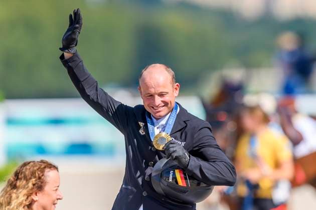 FRA, Olympische Sommerspiele Paris 2024, Vielseitigkeits Springen Einzel Finale 29.07.2024, Ch??teau de Versailles, Paris, FRA, Olympische Sommerspiele Paris 2024, Vielseitigkeits Springen Einzel Finale , im Bild Michael Jung mit seinem Pferd Chipmunk holt Gold