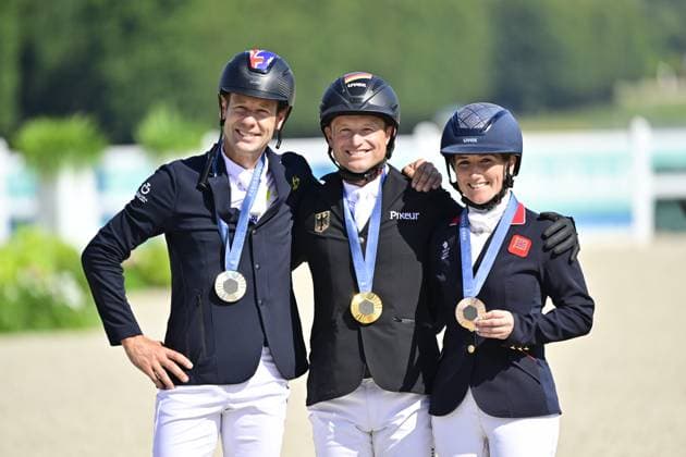 PARIS, FRANKRIKE 20240729 Australiens Christoffer Burton (silver) Tysklands Michael Jung (guld) och Storbritanniens Laura Collett (brons) med sina medaljer efter individuell hoppning i fälttävlan pa OS-arenan i Versailles under sommar-OS i Paris 2024.