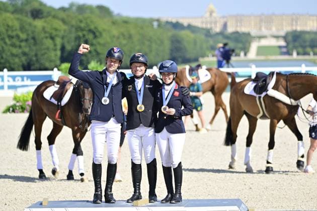 PARIS, FRANKRIKE 20240729 Australiens Christoffer Burton (silver) Tysklands Michael Jung (guld) och Storbritanniens Laura Collett (brons) med sina medaljer efter individuell hoppning i fälttävlan pa OS-arenan i Versailles under sommar-OS i Paris 2024.