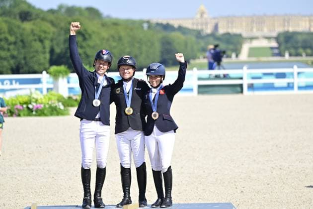 PARIS, FRANKRIKE 20240729 Australiens Christoffer Burton (silver) Tysklands Michael Jung (guld) och Storbritanniens Laura Collett (brons) med sina medaljer efter individuell hoppning i fälttävlan pa OS-arenan i Versailles under sommar-OS i Paris 2024.