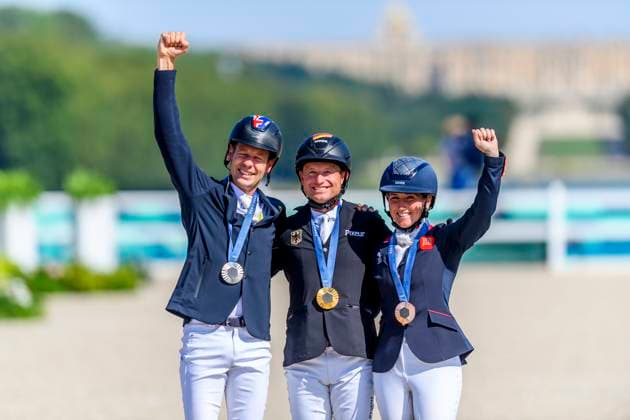 FRA, Olympische Sommerspiele Paris 2024, Vielseitigkeits Springen Einzel Finale 29.07.2024, Ch??teau de Versailles, Paris, FRA, Olympische Sommerspiele Paris 2024, Vielseitigkeits Springen Einzel Finale , im Bild Michael Jung mit seinem Pferd Chipmunk holt Gold Christopher BURTON (AUS) Silbermedaille Laura COLLETT GBR Bronze