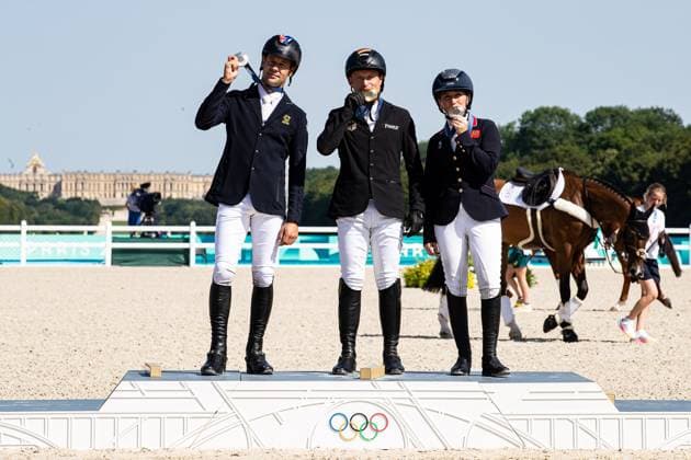 FRA, Olympische Spiele Paris 2024, Reiten, Equestrian, 29.07.2024 Eventing Einzel Springen Finale Olympiasieger Gold Michael Jung (GER) auf Chipmunk FRH Siber Burton Christopher (AUS) Bronze Collett Laura (GBR) Kuesssen ihre Medaille FRA, Olympische Spiele Paris 2024, Reiten, Equestrian 29.07.2024 Versaille Copyright: xEibner-Pressefoto RogerxBuerkex EP_RBE