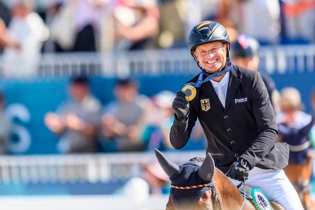 FRA, Olympische Sommerspiele Paris 2024, Vielseitigkeits Springen Einzel Finale 29.07.2024, Ch??teau de Versailles, Paris, FRA, Olympische Sommerspiele Paris 2024, Vielseitigkeits Springen Einzel Finale , im Bild Michael Jung mit seinem Pferd Chipmunk holt Gold