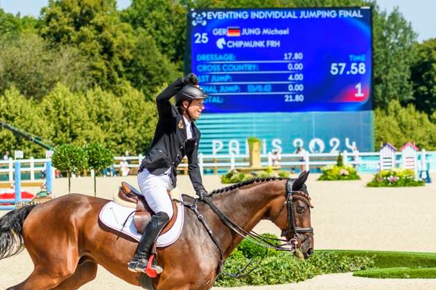 FRA, Olympische Sommerspiele Paris 2024, Vielseitigkeits Springen Einzel Finale 29.07.2024, Ch??teau de Versailles, Paris, FRA, Olympische Sommerspiele Paris 2024, Vielseitigkeits Springen Einzel Finale , im Bild Michael Jung mit seinem Pferd Chipmunk holt Gold