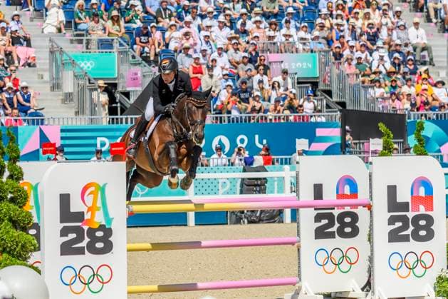 FRA, Olympische Sommerspiele Paris 2024, Vielseitigkeits Springen Einzel Finale 29.07.2024, Ch??teau de Versailles, Paris, FRA, Olympische Sommerspiele Paris 2024, Vielseitigkeits Springen Einzel Finale , im Bild Michael Jung mit seinem Pferd Chipmunk holt Gold