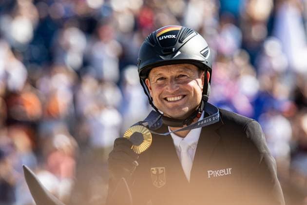 FRA, Olympische Spiele Paris 2024, Reiten, Equestrian, 29.07.2024 Eventing Einzel Springen Finale Olympiasieger Gold Michael Jung (GER) auf Chipmunk FRH reitet seine Siegesrunde mit der Medaille FRA, Olympische Spiele Paris 2024, Reiten, Equestrian 29.07.2024 Versaille Copyright: xEibner-Pressefoto RogerxBuerkex EP_RBE