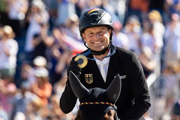 FRA, Olympische Spiele Paris 2024, Reiten, Equestrian, 29.07.2024 Eventing Einzel Springen Finale Olympiasieger Gold Michael Jung (GER) auf Chipmunk FRH reitet seine Siegesrunde mit der Medaille FRA, Olympische Spiele Paris 2024, Reiten, Equestrian 29.07.2024 Versaille Copyright: xEibner-Pressefoto RogerxBuerkex EP_RBE