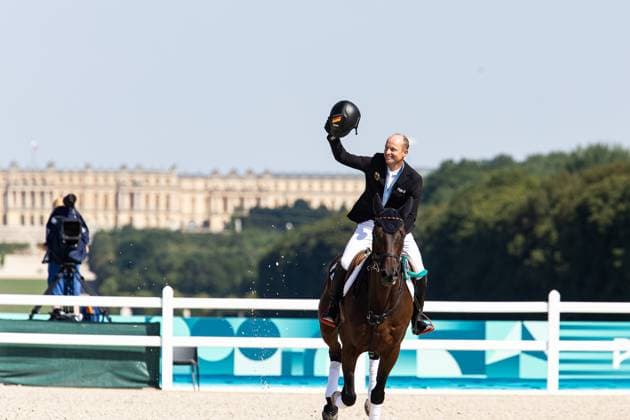 FRA, Olympische Spiele Paris 2024, Reiten, Equestrian, 29.07.2024 Eventing Einzel Springen Finale Olympiasieger Gold Michael Jung (GER) auf Chipmunk FRH reitet seine Siegesrunde mit der Medaille mit Schloss Versaille im Hintergrund FRA, Olympische Spiele Paris 2024, Reiten, Equestrian 29.07.2024 Versaille Copyright: xEibner-Pressefoto RogerxBuerkex EP_RBE