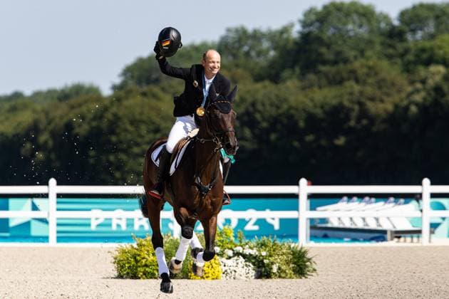 FRA, Olympische Spiele Paris 2024, Reiten, Equestrian, 29.07.2024 Eventing Einzel Springen Finale Olympiasieger Gold Michael Jung (GER) auf Chipmunk FRH reitet seine Siegesrunde mit der Medaille FRA, Olympische Spiele Paris 2024, Reiten, Equestrian 29.07.2024 Versaille Copyright: xEibner-Pressefoto RogerxBuerkex EP_RBE