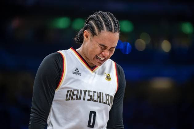 Olympische Spiele Paris 2024 Basketball Lille 29.07.2024 Vorrunde Frauen Damen Deutschland (GER) - Belgien (BEL) Satou Sabally (Deutschland, No.00) verletzt *** Olympic Games Paris 2024 Basketball Lille 29 07 2024 Preliminary round Women Women Germany GER Belgium BEL Satou Sabally Germany, No 00 injured