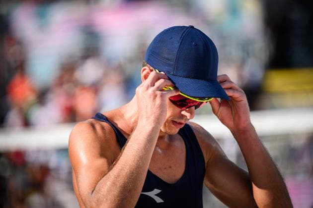 29.07.2024, Paris, Stadion Eiffelturm Beachvolleyball, Olympische Spiele, Vorrunde Samuele Cottafava (ITA) richtet Sonnenbrille