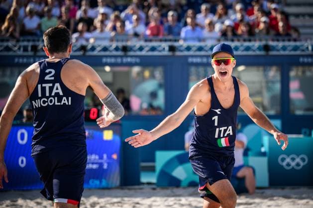29.07.2024, Paris, Stadion Eiffelturm Beachvolleyball, Olympische Spiele, Vorrunde Jubel Paolo Nicolai (links) und Samuele Cottafava (ITA)