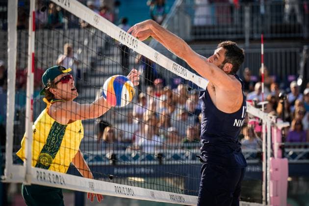 29.07.2024, Paris, Stadion Eiffelturm Beachvolleyball, Olympische Spiele, Vorrunde Angriff Izac Carracher (AUS) - Block Paolo Nicolai (ITA)