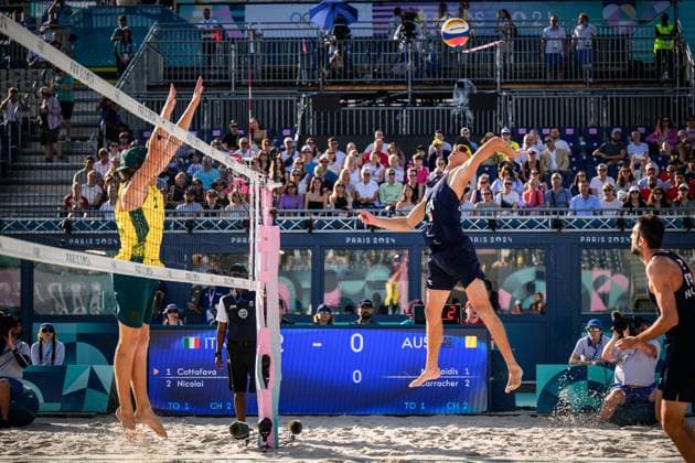 29.07.2024, Paris, Stadion Eiffelturm Beachvolleyball, Olympische Spiele, Vorrunde Block Izac Carracher (AUS) - Angriff Samuele Cottafava (ITA)
