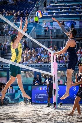 29.07.2024, Paris, Stadion Eiffelturm Beachvolleyball, Olympische Spiele, Vorrunde Block Izac Carracher (AUS) - Angriff Paolo Nicolai (ITA)