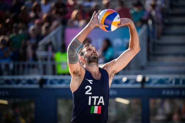 29.07.2024, Paris, Stadion Eiffelturm Beachvolleyball, Olympische Spiele, Vorrunde Zuspiel Paolo Nicolai (ITA)
