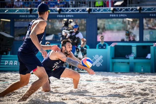 29.07.2024, Paris, Stadion Eiffelturm Beachvolleyball, Olympische Spiele, Vorrunde Samuele Cottafava (ITA), Annahme Paolo Nicolai (ITA)