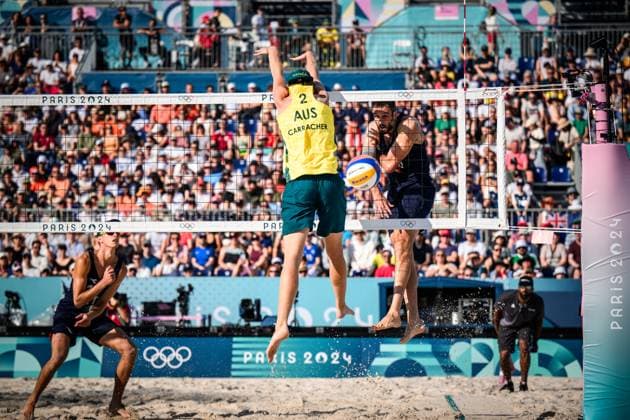 29.07.2024, Paris, Stadion Eiffelturm Beachvolleyball, Olympische Spiele, Vorrunde Block Izac Carracher (AUS) - Angriff Paolo Nicolai (ITA)