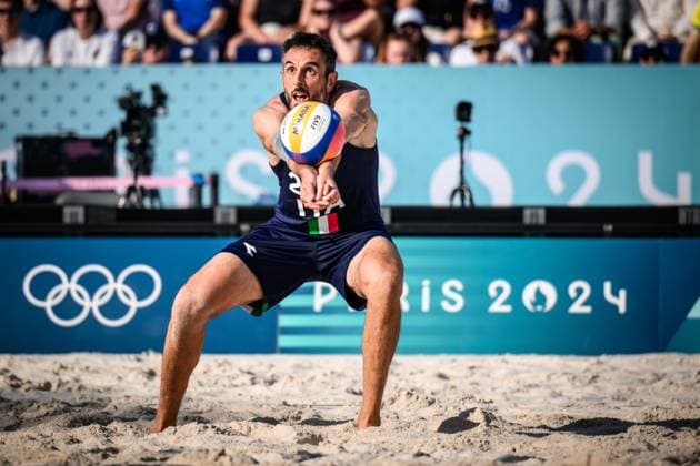 29.07.2024, Paris, Stadion Eiffelturm Beachvolleyball, Olympische Spiele, Vorrunde Annahme Paolo Nicolai (ITA)