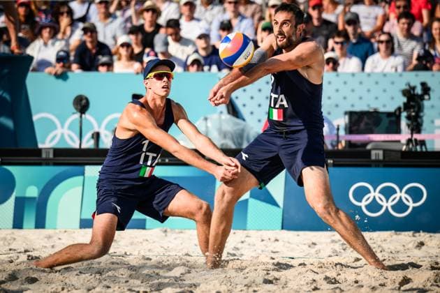 29.07.2024, Paris, Stadion Eiffelturm Beachvolleyball, Olympische Spiele, Vorrunde Annahme Samuele Cottafava (links) und Paolo Nicolai (ITA)