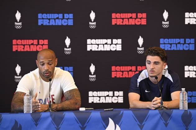Entraînement de l Équipe de France Olympique Masculine au Complexe Sportif de la Gardi à Trets, le 29 juillet 2024. Thierry Henry (Sélectionneur) et Joris Chotard FOOTBALL : Entraînement de l Équipe de France Olympique Masculine - Trets - 29 07 2024 WilliamCannarella Panoramic 