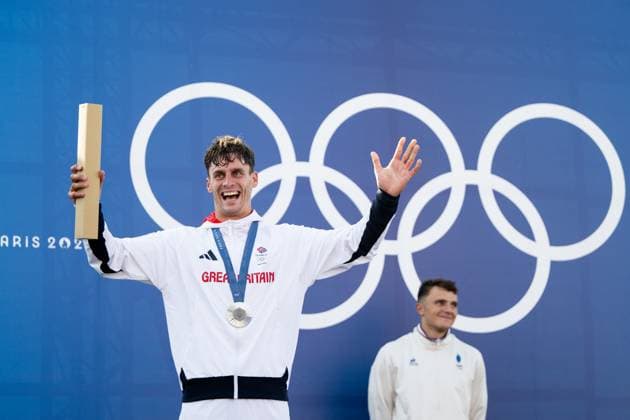 BURGESS Adam (Großbritannien) jubelt ueber Platz 2 und die Silber Medaille auf dem Podium bei der Siegerehrung, FRA, Olympische Spiele Paris 2024, Kanuslalom, Herren Canadier C1, 29.07.2024 FRA, Olympische Spiele Paris 2024, Kanuslalom, Herren Canadier C1, 29.07.2024 Vaires sur Marne Copyright: xEibner-Pressefoto Memmlerx EP_MMR